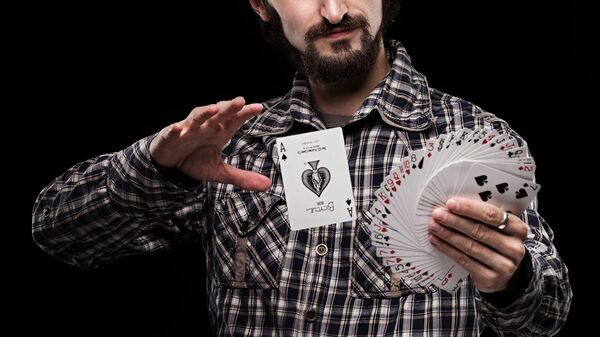 Мужчина демонстрирует карточный фокус. Иллюстративное фото  - Sputnik Кыргызстан