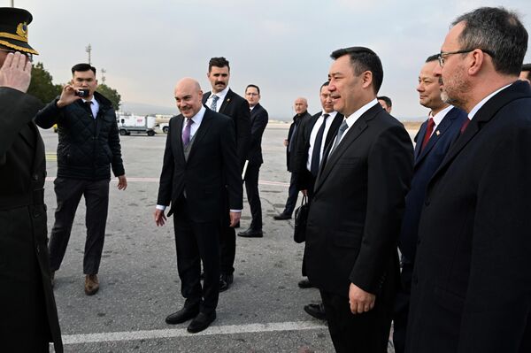 Борт президента приземлился в международном аэропорту Эсенбога - Sputnik Кыргызстан