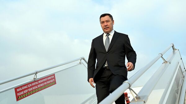 Президент Садыр Жапаров спускается с самолета в аэропорту. Архивное фото - Sputnik Кыргызстан