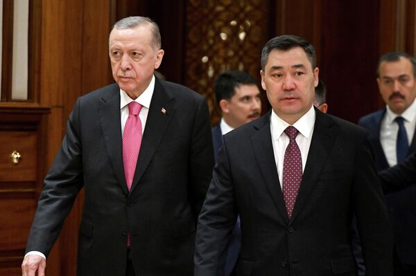 Президент Турции Реджеп Тайип Эрдоган поблагодарил президента Кыргызстана Садыра Жапарова за помощь после землетрясений в Турции - Sputnik Кыргызстан