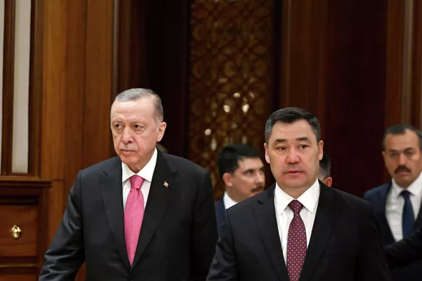 Президент Турции Реджеп Тайип Эрдоган поблагодарил президента Кыргызстана Садыра Жапарова за помощь после землетрясений в Турции - Sputnik Кыргызстан