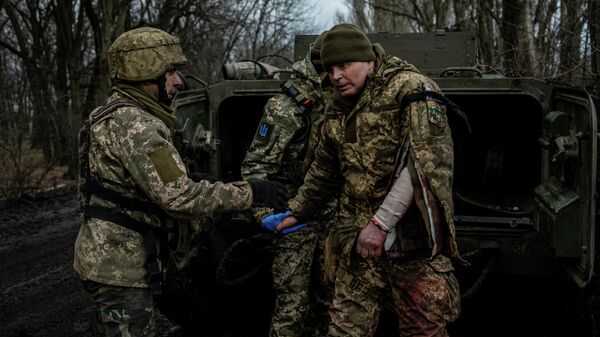 Медики эвакуируют раненого украинского солдата под Артемовском. Архивное фото - Sputnik Кыргызстан