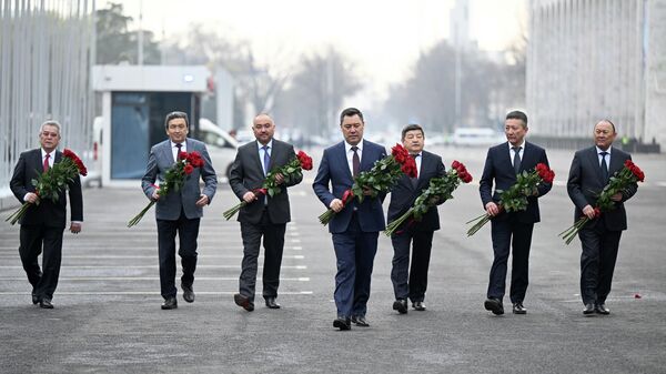 Президент Кыргызстана Садыр Жапаров  и первые лица государства возложили цветы к монументу памяти погибших за свободу народа во время Аксыйских событий и апрельских событий на площади Ала-Тоо в Бишкеке - Sputnik Кыргызстан