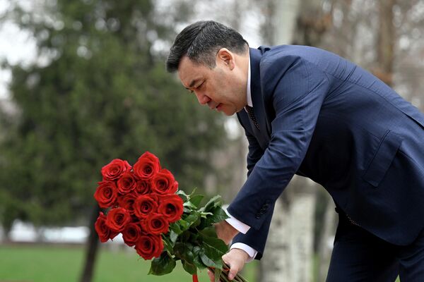 Президент Садыр Жапаров почтил память погибших в аксыйских событиях - Sputnik Кыргызстан