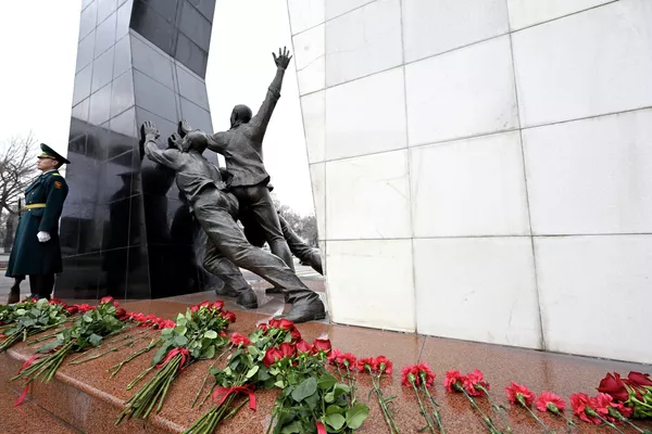 Сегодня, 17 марта, Жапаров возложил цветы к Монументу памяти погибших за свободу народа во время аксыйских событий 2002 года и апрельских событий 2010-го на площади Ала-Тоо - Sputnik Кыргызстан
