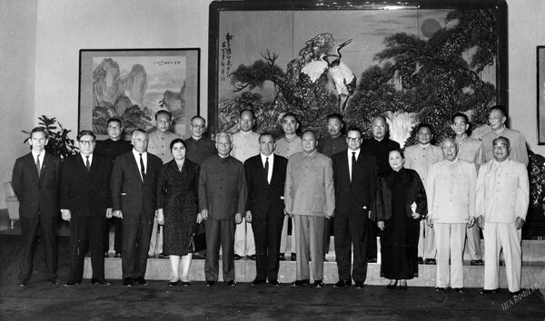Кыргыз ССРинин Жогорку Советинин президиумунун төрагасы Төрөбай Кулатов (1-катарда экинчи) жана башка чет мамлекеттик өкүлдөрү Кытайдын лидери Мао Цзе Дун (1-катарда жетинчи) менен расмий жолугушуудан кийин. Москва, 1957-жыл - Sputnik Кыргызстан