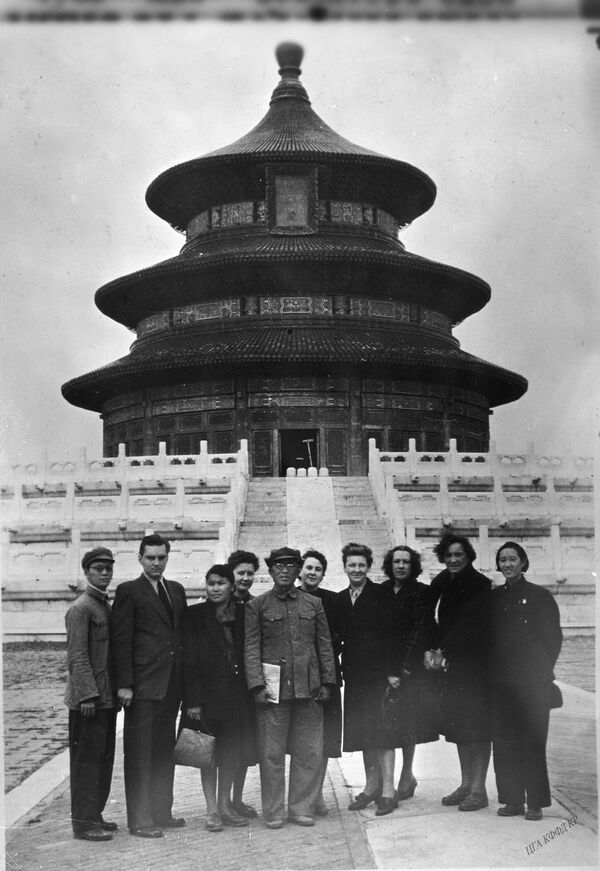 СССРдин делегациясынын мүчөлөрү храмдын жанында. Пекин, 1949-жыл - Sputnik Кыргызстан