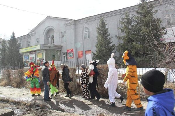 Мэрия Нарына организовала креативный субботник для поднятия настроения жителям - Sputnik Кыргызстан
