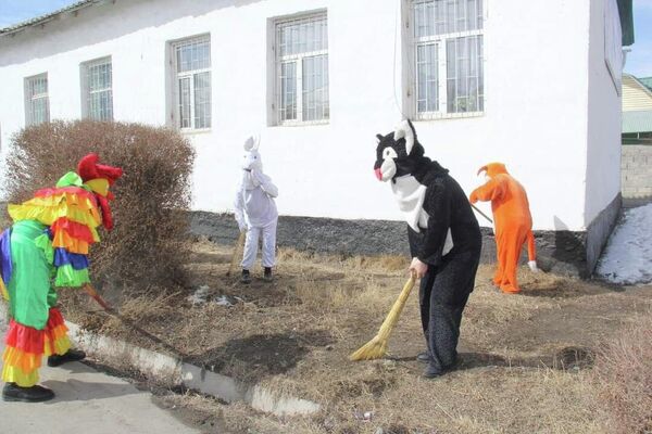 На уборку улиц вышли работники Управления культуры мэрии в костюмах домашних и диких животных - Sputnik Кыргызстан