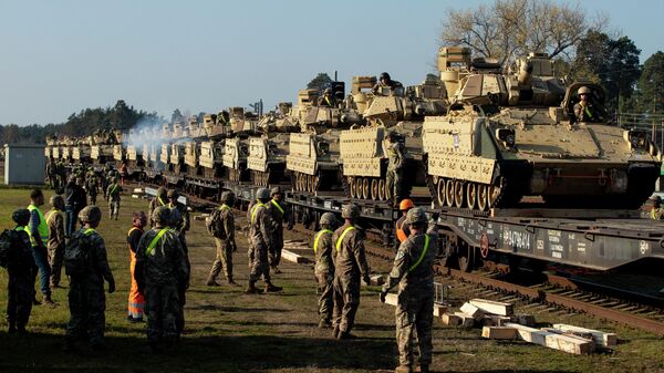 Американские боевые машины пехоты Брэдли на железнодорожной станции Пабраде в Литве. Архивное фото - Sputnik Кыргызстан