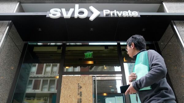 Киши Сан-Францискодогу Silicon Valley банктын (SVB) филиалынын жанынан өтүп баратат - Sputnik Кыргызстан