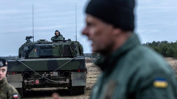 Украинские военнослужащие проходят обучение на военной базе в Свентошуве, Польша - Sputnik Кыргызстан