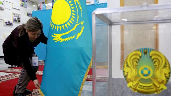 Девушка подготавливает один из избирательных участков в Алмате к парламентским выборам - Sputnik Кыргызстан