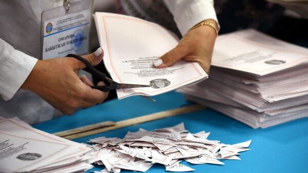 Процедура погашения неиспользованных избирательных бюллетеней после закрытия избирательного участка в Астане во время подсчета голосов по итогам внеочередных парламентских выборов в Казахстане. - Sputnik Кыргызстан