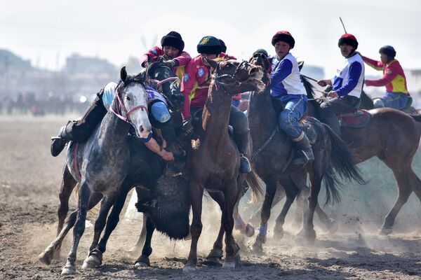 Празднование Нооруза в столице началось еще 19 марта с приготовления сумолока, проведения спартакиады и национальных игр в жилмассивах города - Sputnik Кыргызстан