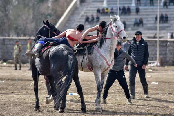 Празднование Нооруза не обходится без конных игр, соревнований по стрельбе из лука, а также национальных игр  - Sputnik Кыргызстан