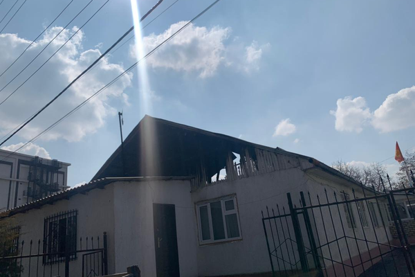 В здании Ошского городского управления образования произошел пожар, в результате которого сгорели один кабинет и крыша - Sputnik Кыргызстан