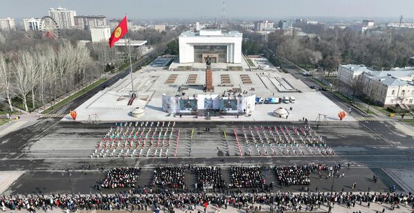 21 марта на площади Ала-Тоо прошла официальная часть праздника с участием президента Садыра жапарова, а затем концерт, после которого начались народные гулянья - Sputnik Кыргызстан