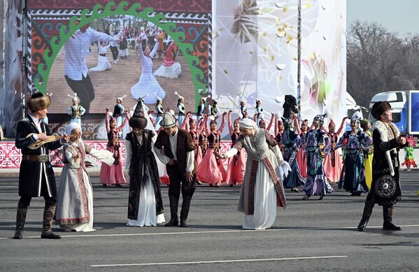 Празднование Нооруза на центральной площади Ала-Тоо в Бишкеке - Sputnik Кыргызстан
