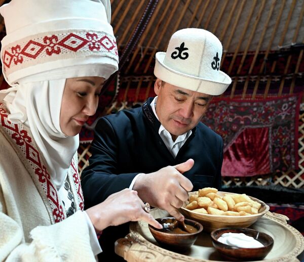 Садыр Жапаров и первая леди Айгуль Жапарова пробуют сумолок - Sputnik Кыргызстан