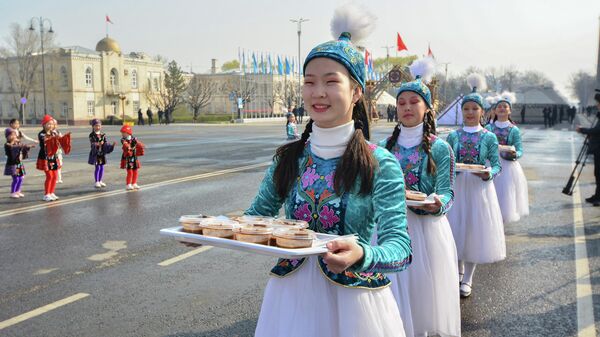Девушки с сумолоком на праздновании Нооруза на площади в Бишкеке. Архивное фото - Sputnik Кыргызстан
