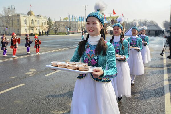 В этот день хозяйки расстилают праздничный дасторкон — белую скатерть с национальными блюдами - Sputnik Кыргызстан