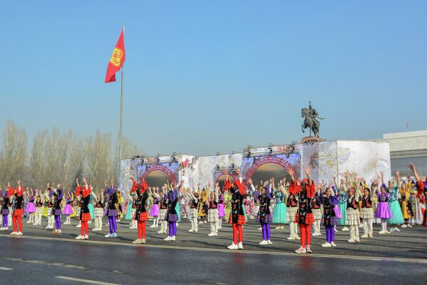 Улуттук бийди бийлеп сахнаны көркүнө чыгарган балдар - Sputnik Кыргызстан