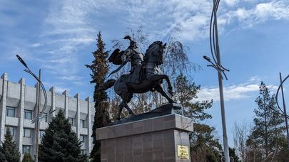 Установка памятника Манасу в городе Талас