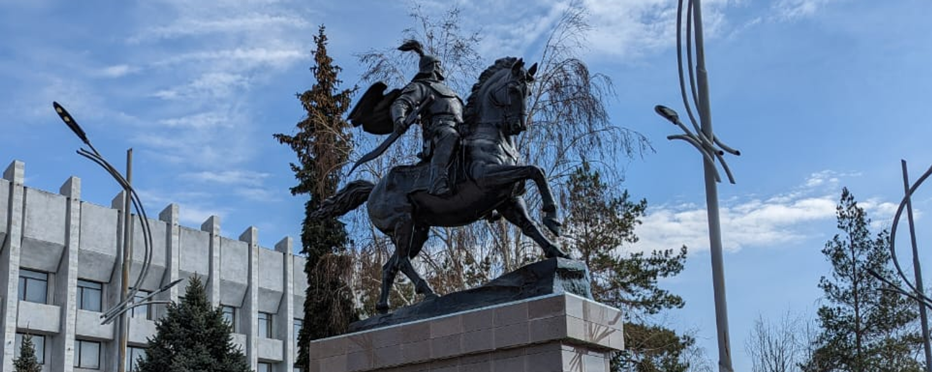 Памятник Манасу в городе Талас - Sputnik Кыргызстан, 1920, 04.01.2026