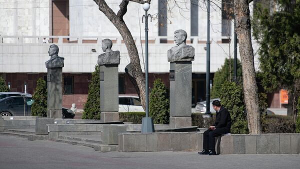Мужчина сидит у аллеи государственных деятелей КР в Бишкеке - Sputnik Кыргызстан