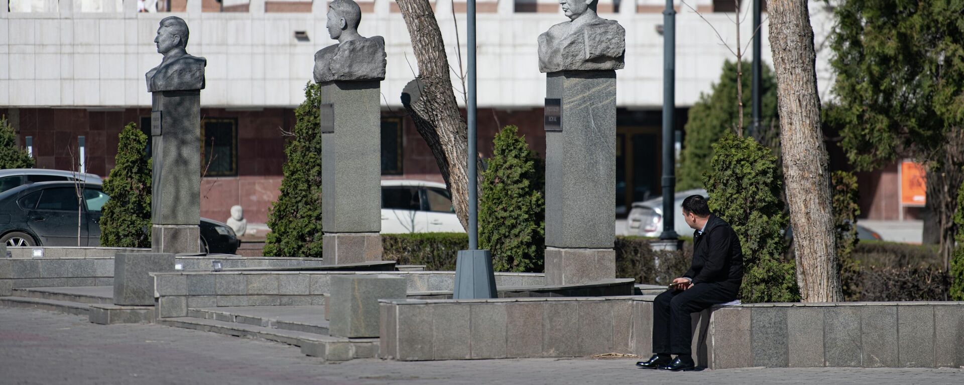 Мужчина сидит у исторического музея в Бишкеке. Архивное фото - Sputnik Кыргызстан, 1920, 21.03.2024