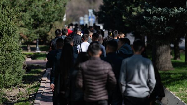 Люди идут по одному из парков Бишкека. Архивное фото - Sputnik Кыргызстан