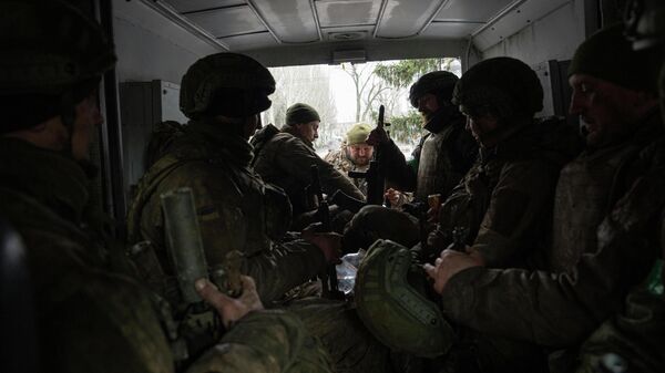Украинские военнослужащие в фургоне в городе Часов Яр - Sputnik Кыргызстан
