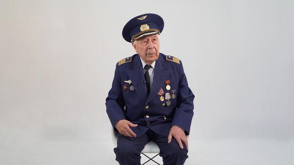 Пассажир ударил бишкекскую стюардессу по лицу — история пилота - Sputnik Кыргызстан