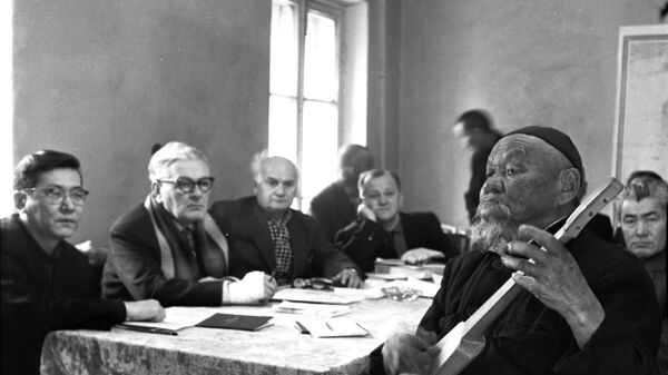 Известные композиторы слушают комузиста — фото 1960-х годов - Sputnik Кыргызстан