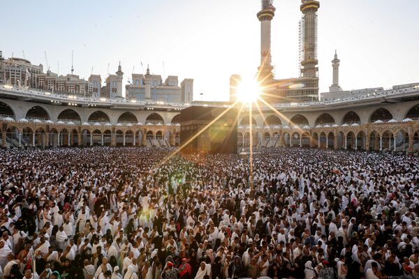 Мусульмане во время совершения магрибской молитвы в ознаменование окончания первого дня поста в Большой мечети в священном городе Мекка (Саудовская Аравия) - Sputnik Кыргызстан