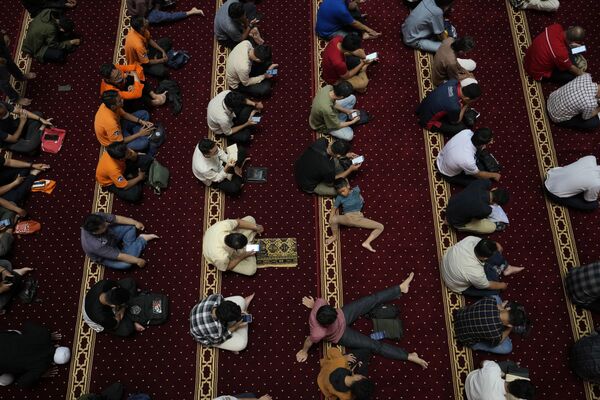 Мусульмане собираются на первую пятничную молитву месяца Рамадан в мечети Истикляль в Джакарте (Индонезия) - Sputnik Кыргызстан