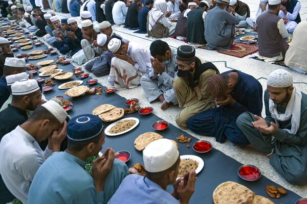 Преданные мусульмане молятся в первый день священного месяца Рамадан в Пешаваре (Пакистан) - Sputnik Кыргызстан