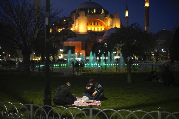 Люди разговляются после заката в первый день Рамазана рядом с  мечетью византийской эпохи святой Софии в Стамбуле (Турция) - Sputnik Кыргызстан
