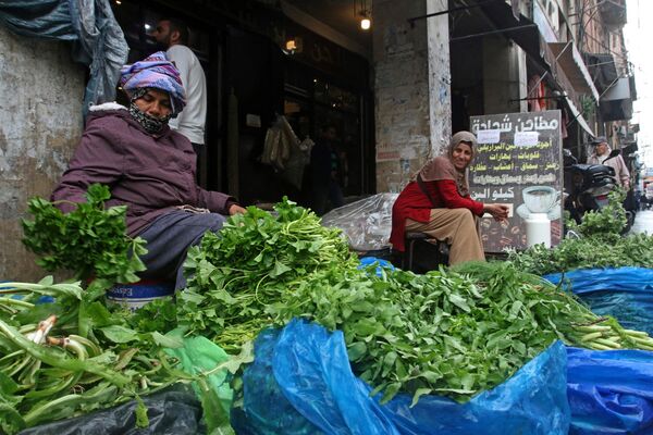 Продажа трав на рынке в южном городе Сидоне во время священного месяца Рамадан (Ливан) - Sputnik Кыргызстан