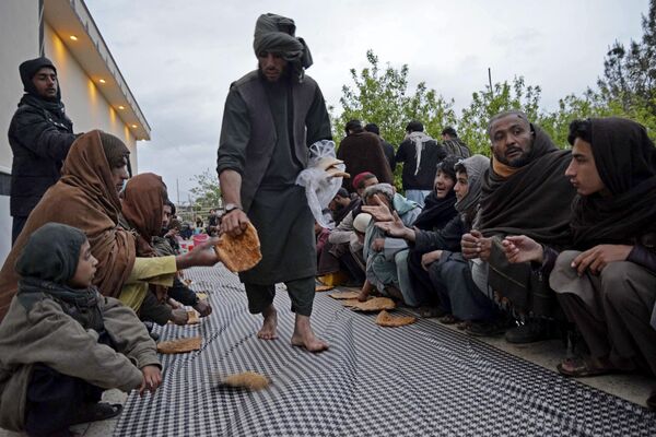 Мусульмане в первый день священного месяца Рамадан в мечети в Кандагаре (Афганистан) - Sputnik Кыргызстан