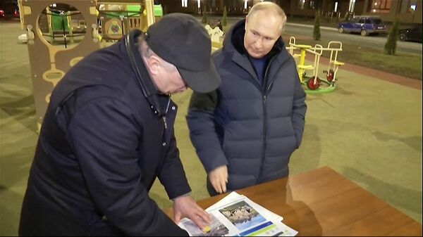 Поездка президента России Владимира Путина в Мариуполь - Sputnik Кыргызстан