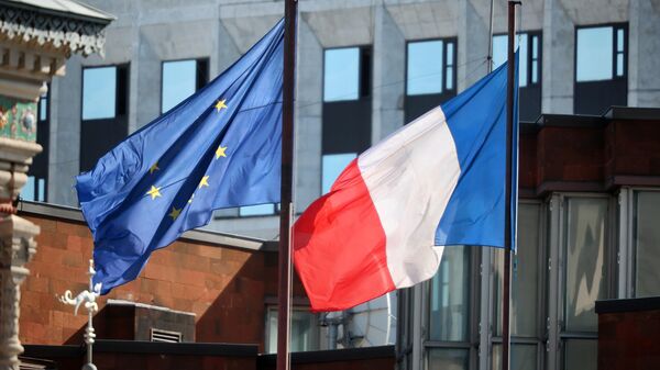 Флаги Франции и ЕС. Архивное фото - Sputnik Кыргызстан
