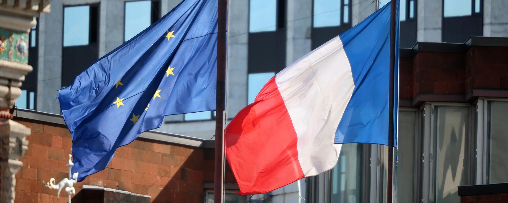 Франциянын жана Евробиримдиктин желектери. Архив - Sputnik Кыргызстан, 1920, 22.10.2025