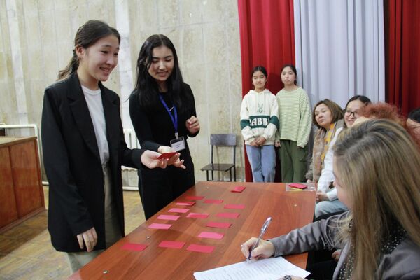 После торжественного открытия конкурса состоялась жеребьевка участников по номинациям и возрастным группам - Sputnik Кыргызстан
