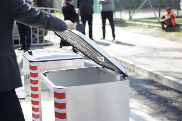 В Бишкеке установили первые две урны для подземного сбора мусора - Sputnik Кыргызстан