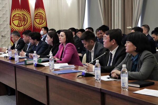 Абдрахманов заявил, что кыргызско-российские отношения всегда отличались особым взаимопониманием и полным доверием, а прочные отношения дружбы и стратегического партнерства открывают новые возможности для более тесного сотрудничества - Sputnik Кыргызстан