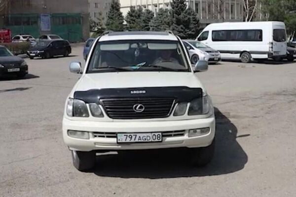 Сотрудники УОБДД Чуйской области в рамках спецрейда выявили водителей, которые незаконно перевозили топливо из Казахстана в Кыргызстан, установив в свои автомобили дополнительные топливные баки - Sputnik Кыргызстан
