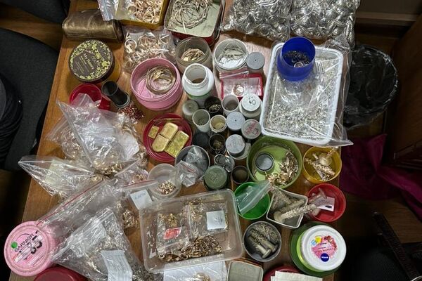 28 марта провели обыски в цехах и нашли 2,5 килограмма золота и золотых изделий, а также более 70 килограммов серебра и изделий - Sputnik Кыргызстан