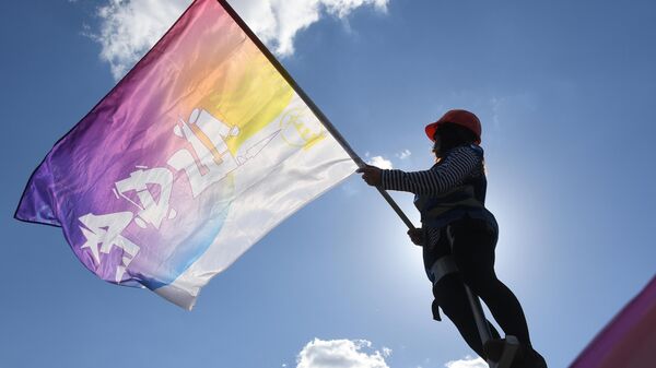 Аниматор с флагом фестиваля на площадке Всероссийского фестиваля Большая перемена. Архивное фото - Sputnik Кыргызстан